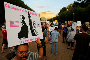 Mike'as Pence'as: JAV baltųjų nacionalistų veiksmai „netoleruotini“