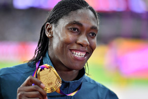 Moteriškumo skandalas tęsiasi – kol C. Semenya triumfuoja, galandami ginklai