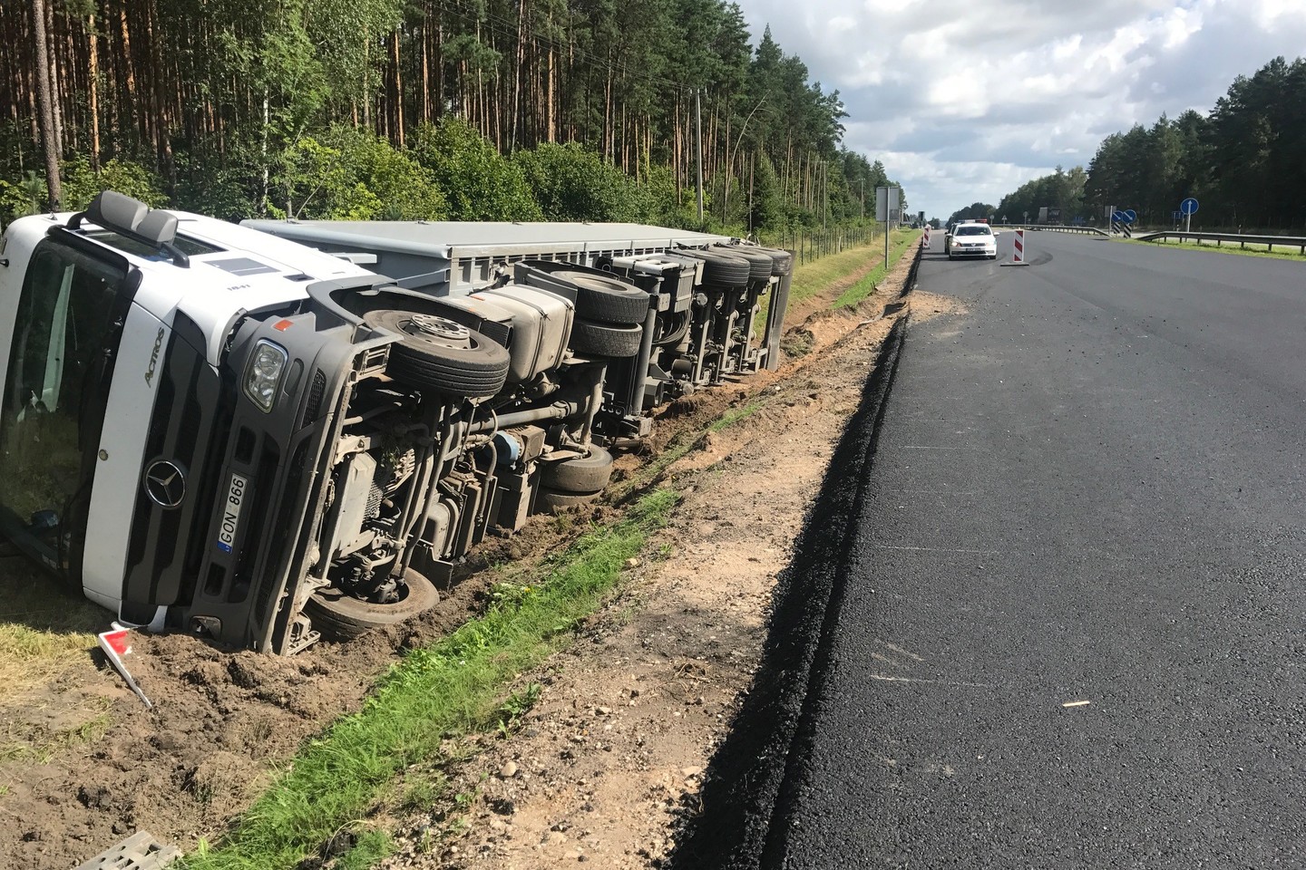 Jonavos r. kliudęs kitą mašiną nuo kelio nuvažiavo ir apvirto vilkikas.