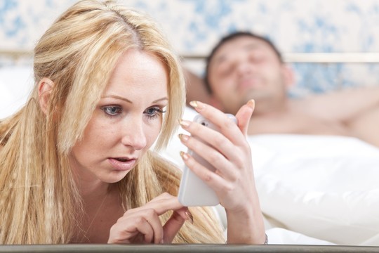 Apie intymias vyro žinutes sužinojusi žmona pasielgė taip, kaip daugelis nedrįstų