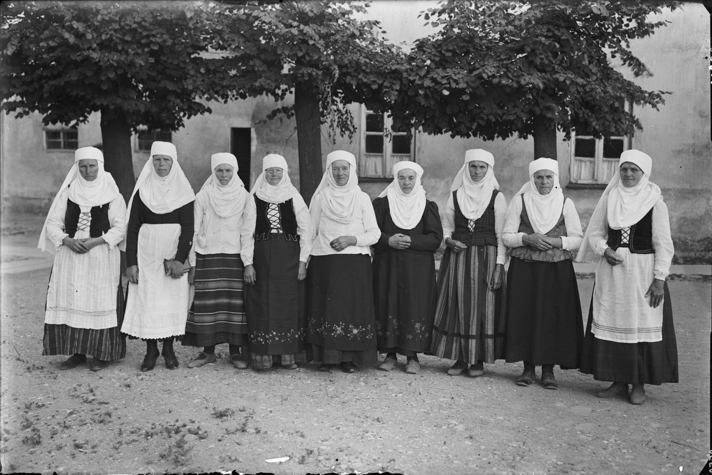 B.Buračas pirmasis Lietuvoje panaudojo fotoaparatą kraštotyros tikslais ir reportažinėmis bei dokumentinėmis fotografijomis sukūrė išsamų ir tikrovišką etnografinės Lietuvos paveikslą.