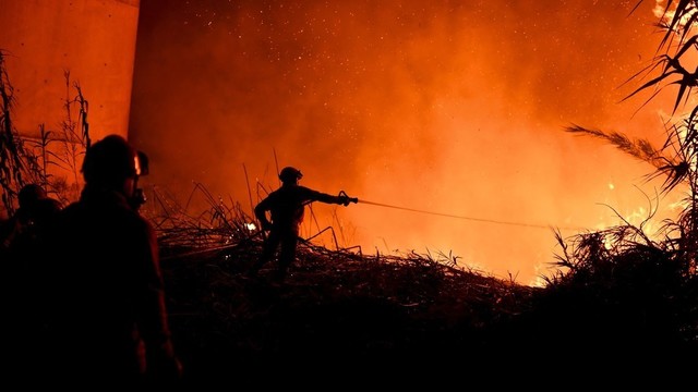 Pietų Europoje sunkiai sekasi suvaldyti ugnį: evakuojami žmonės