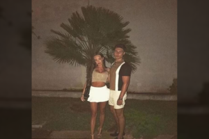 Isterija internete: ką rankoje laiko ši mergina?