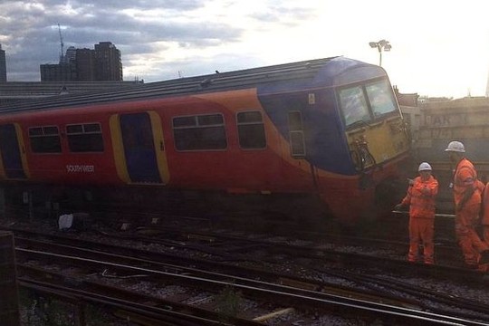 Vienoje didžiausių Londono stočių nuo bėgių nuvažiavo traukinys