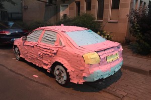 Išradinga vilnietė sugalvojo, kaip pamokyti automobilį lipdukais puošusį draugą