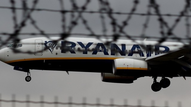 „Valstiečių“ metodai avialinijų kompanijoje „Ryanair“: siekia apriboti alkoholio pardavimą