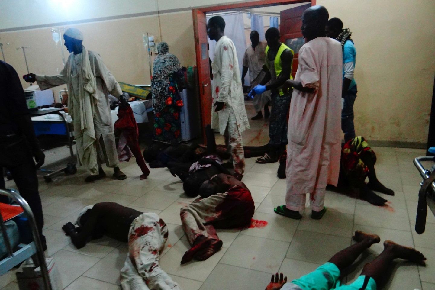 Šiaurės rytų Nigerijoje šalia įėjimo į perkeltųjų žmonių stovyklą antradienį susisprogdinus trims mirtininkėms žuvo 28 žmonės, dar 82 buvo sužeisti, pranešė vietos šaltiniai.