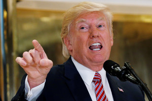 Donaldas Trumpas toliau kasasi sau duobę: vėl pakeitė nuomonę dėl neonacių