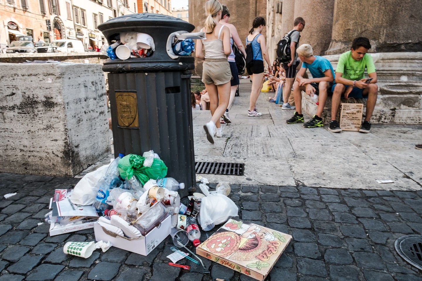  Romoje rastos nupjautos moters kojos.<br> AFP/„Scanpix“ asociatyvioji nuotr.