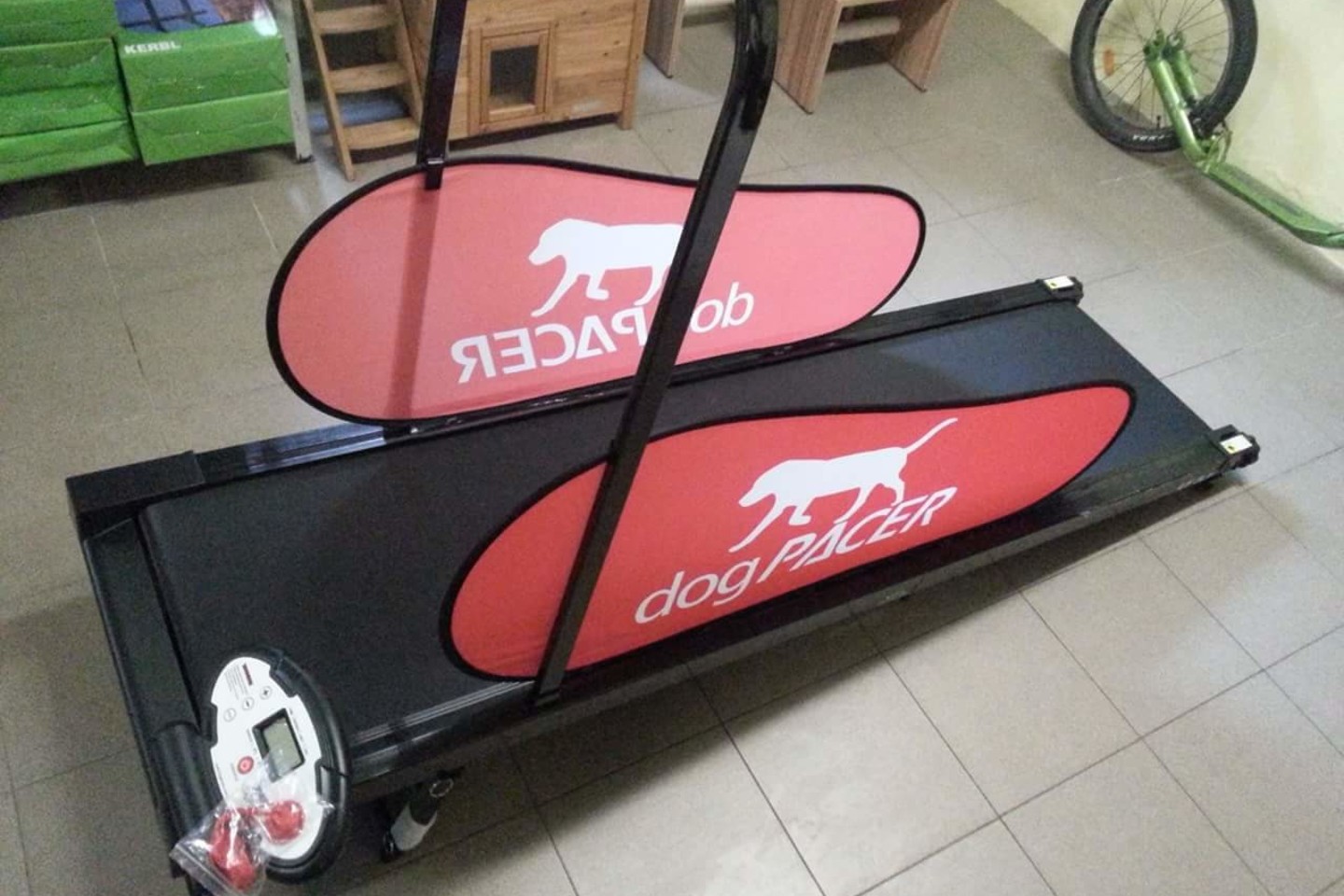 „Šunų bėgtakiai – jie skirti aktyviai sportuojantiems arba į parodas vykstantiems šunims. Juos perka žmonės, kurie nori pasiekti aukštus rezultatus su savo šunimis tiek parodose, tiek sporte", - sakė R.Andriuška. <br> Asmeninio albumo nuotr.