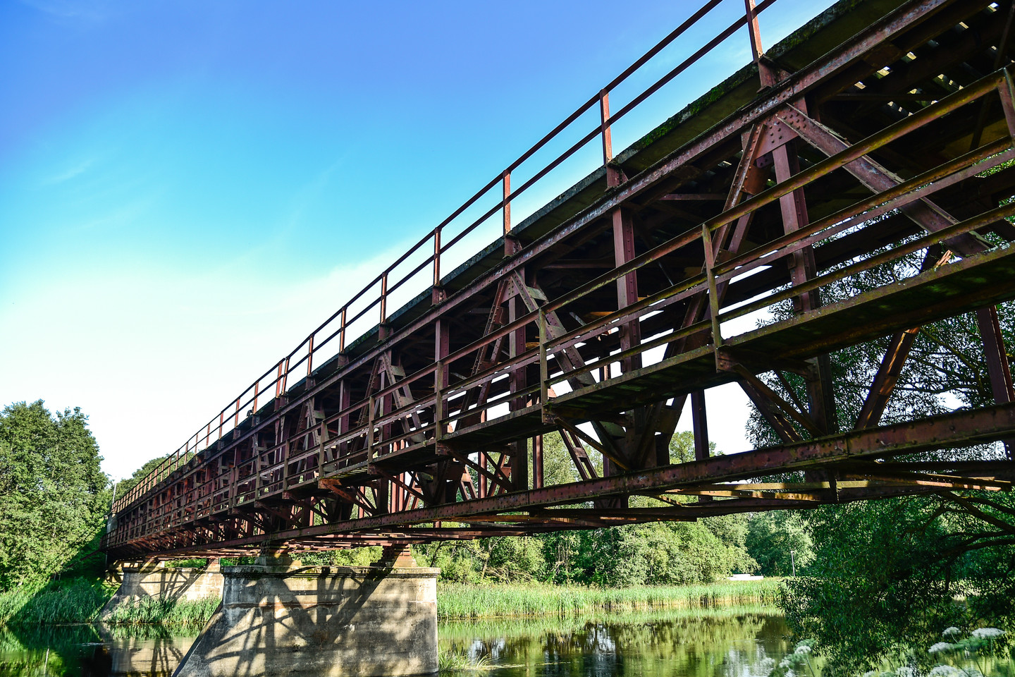  Anykščių geležinkelio tiltas per Šventosios upę, perstatytas po karo, yra didžiausias siaurojo geležinkelio tiltas, naudojamas ir dabar.<br> V.Ščiavinsko nuotr.