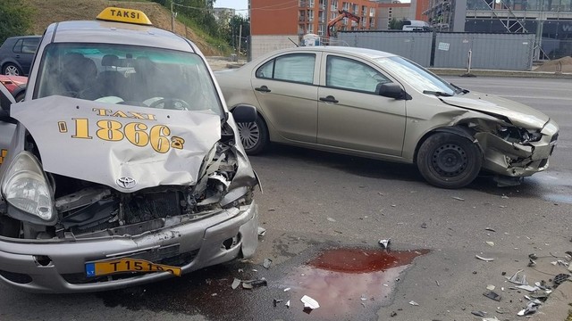 Vilniuje susidūrė 2 automobiliai: taksi keleivis išvežtas į ligoninę