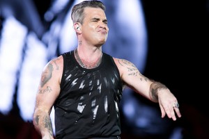 Rusiškai uždainavęs Robbie Williamsas sukėlė diskusijų audrą internete