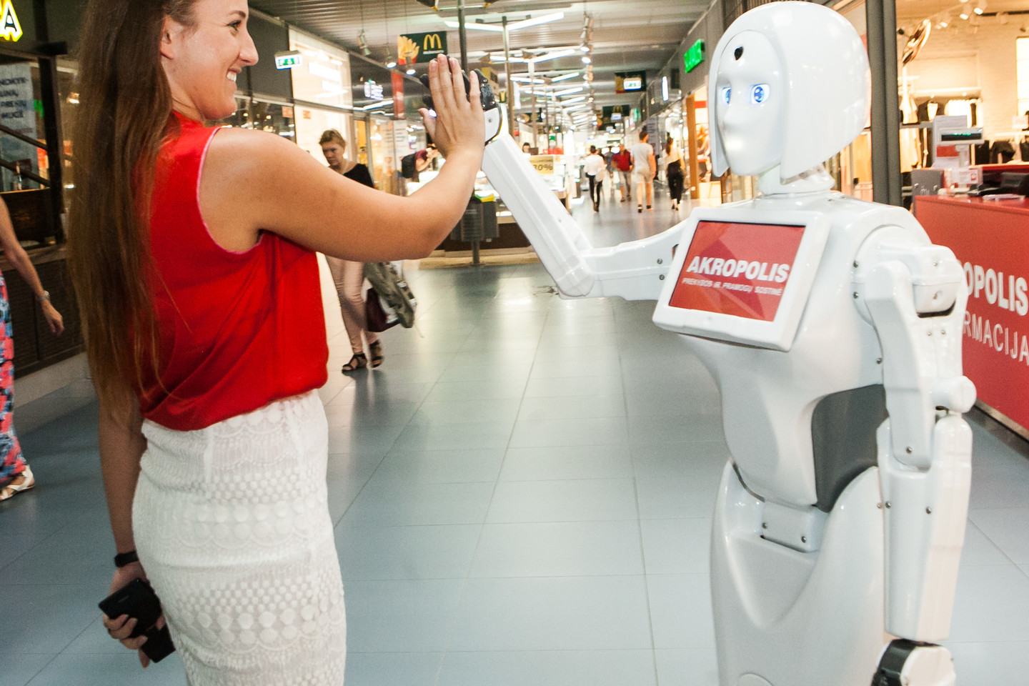 Robotė humanoidė Kiki tapo pirmuoju Lietuvoje prekybos ir pramogų centre įdarbintu robotu.