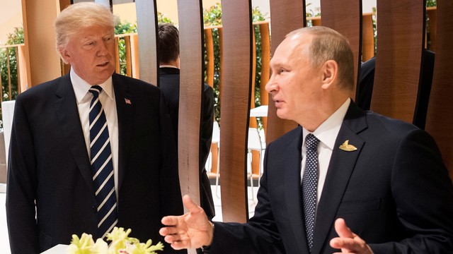 Apklausa: Vladimiru Putinu nepasitiki, bet vertina geriau už Donaldą Trumpą