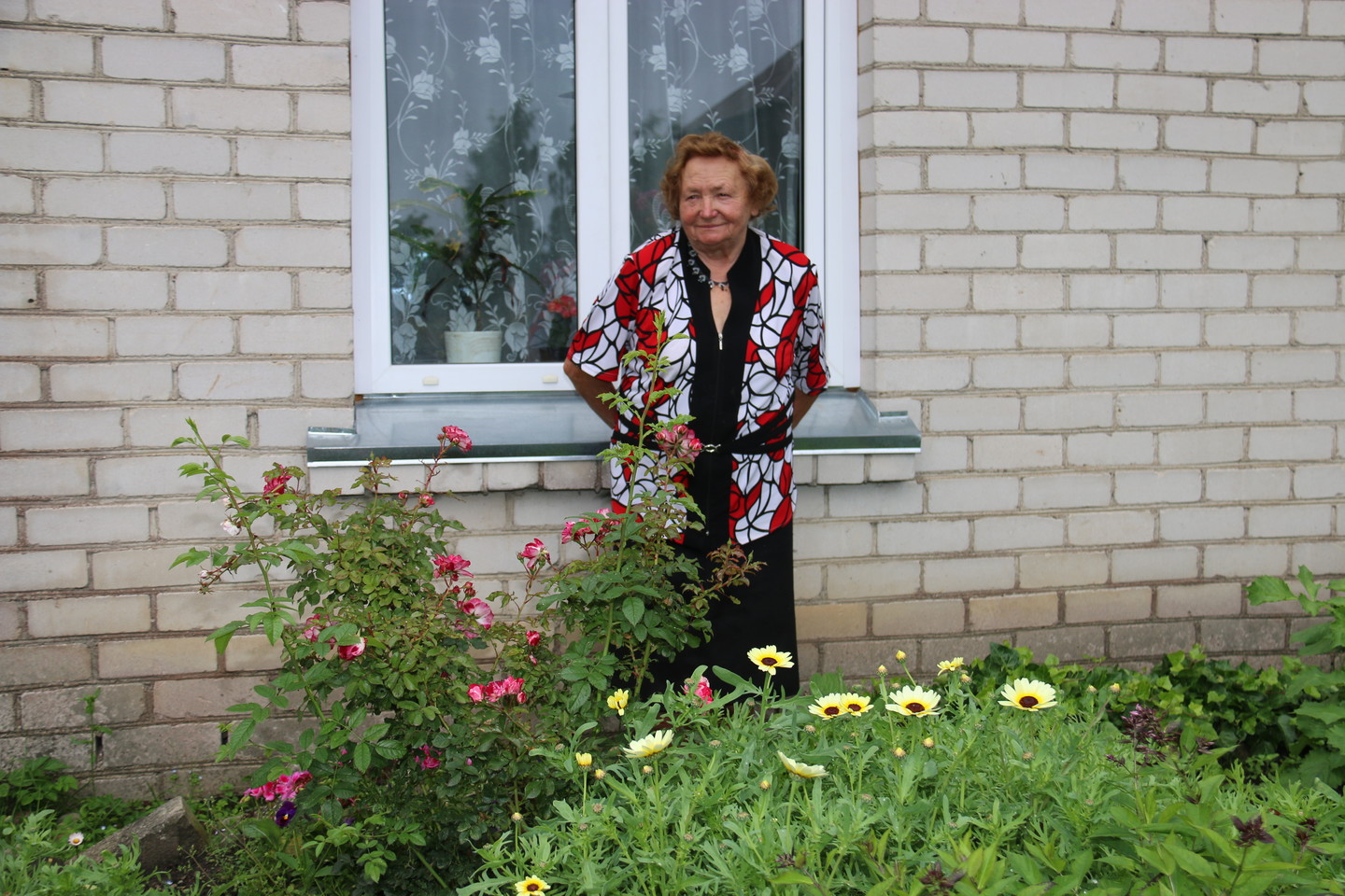 Telšiškė Eugenija Tiškienė ilgai namuose Telšiuose neužsibūna, vis skuba į kaimą, kur jos laukia darbai.<br>G.Akavickienės nuotr.
