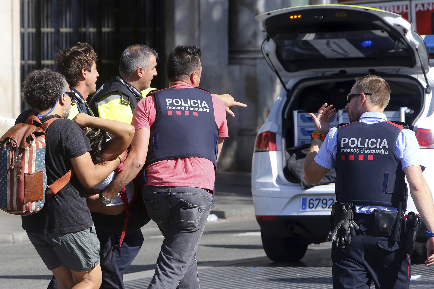  Barselonoje teroristai nukreipė furgoną į žmones. <br> AP nuotr. 