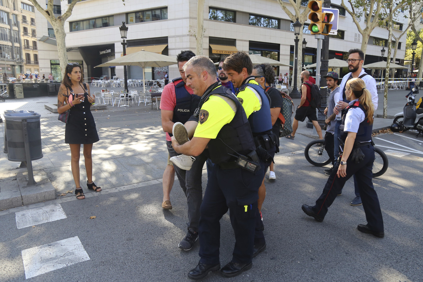  Barselonoje teroristai nukreipė furgoną į žmones. <br> AP nuotr. 