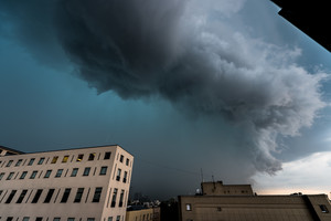 Sinoptikai įspėja: po karščio bangos savaitgalį dangus maišysis su žeme