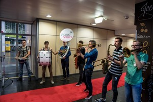 Pirmieji keleiviai Vilniaus oro uoste vidurnaktį sutikti skambant muzikai