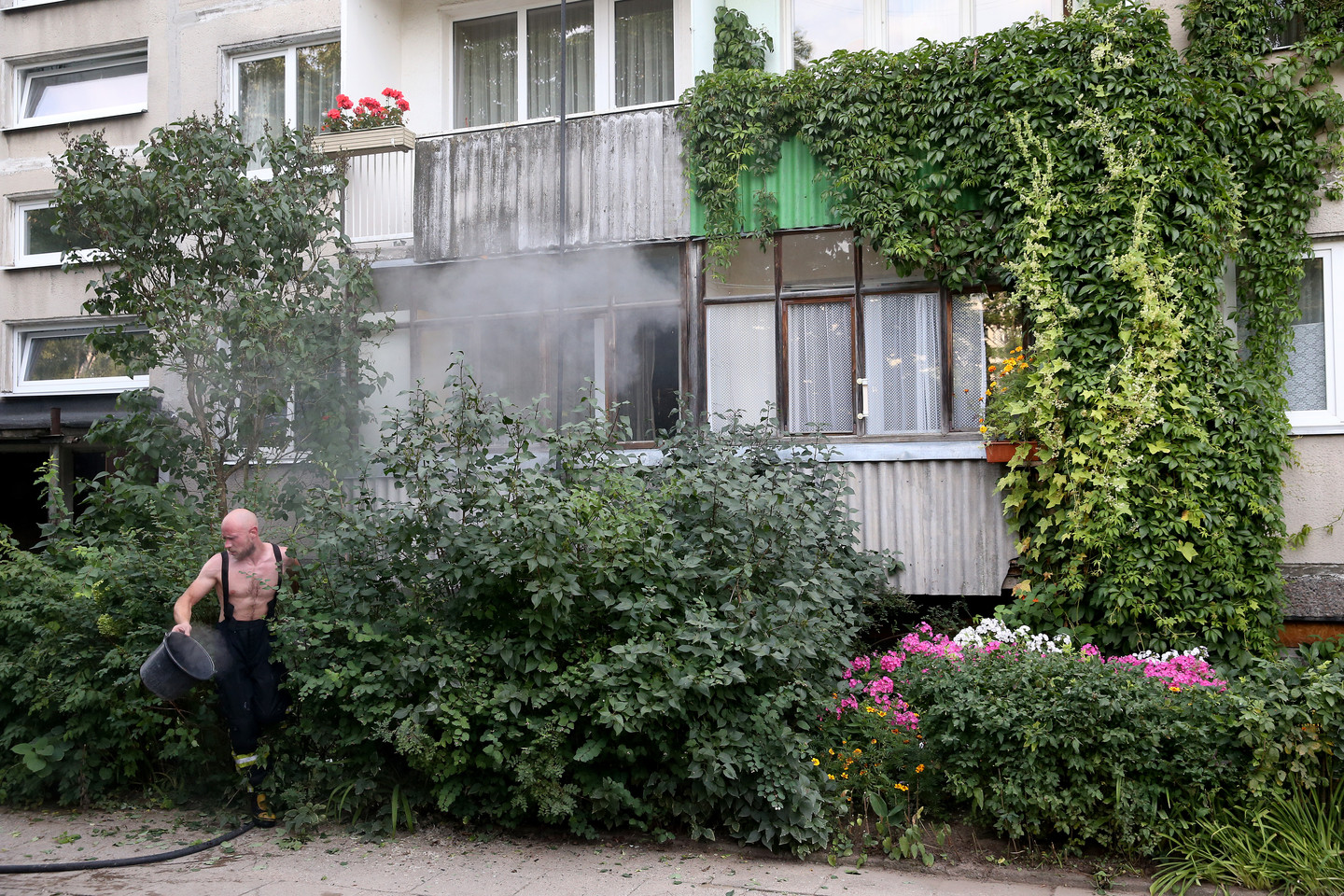  Kilus gaisrui Vilniaus daugiabutyje žuvo moteris.<br> R.Danisevičiaus nuotr.