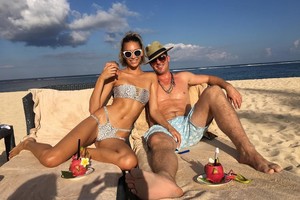 Prieš 6-metį sūnų smurtavusio dainininko Robino Thicke'o nauja mylimoji laukiasi kūdikio