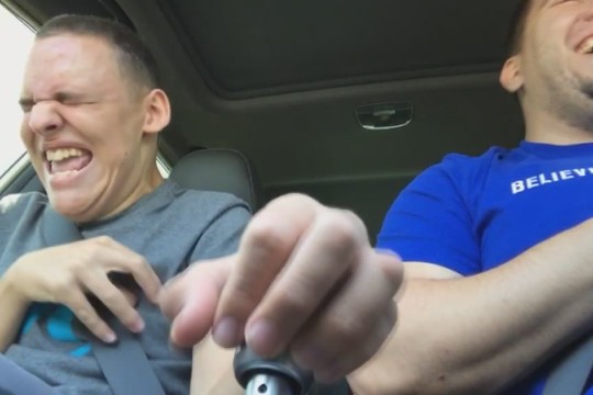 Metų tėvas! Aklam sūnui leido pajusti, ką reiškia vairuoti „Subaru WRX“