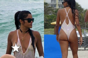 Iš maudymosi kostiumėlio išsprūdusi krūtinė aktorės nesutrikdė