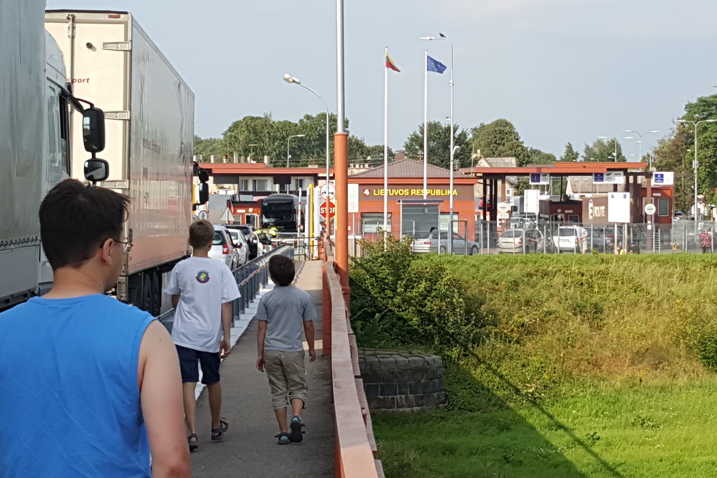 PrieLietuvos-Rusijos sienos nusidriekė eilės.