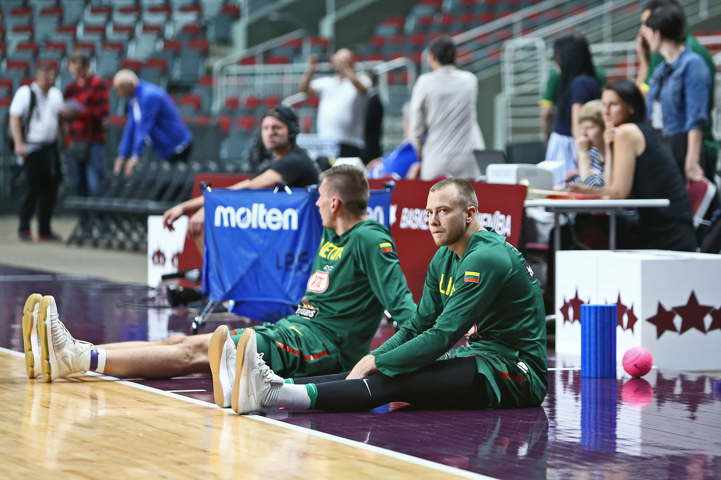 Akimirkos prieš Lietuvos ir Rumunijos rungtynes.<br> G.Šiupario nuotr.