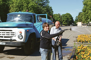 Kauniečiai gėles laisto iš automobilio, užsibuvusio nuo sovietmečio 