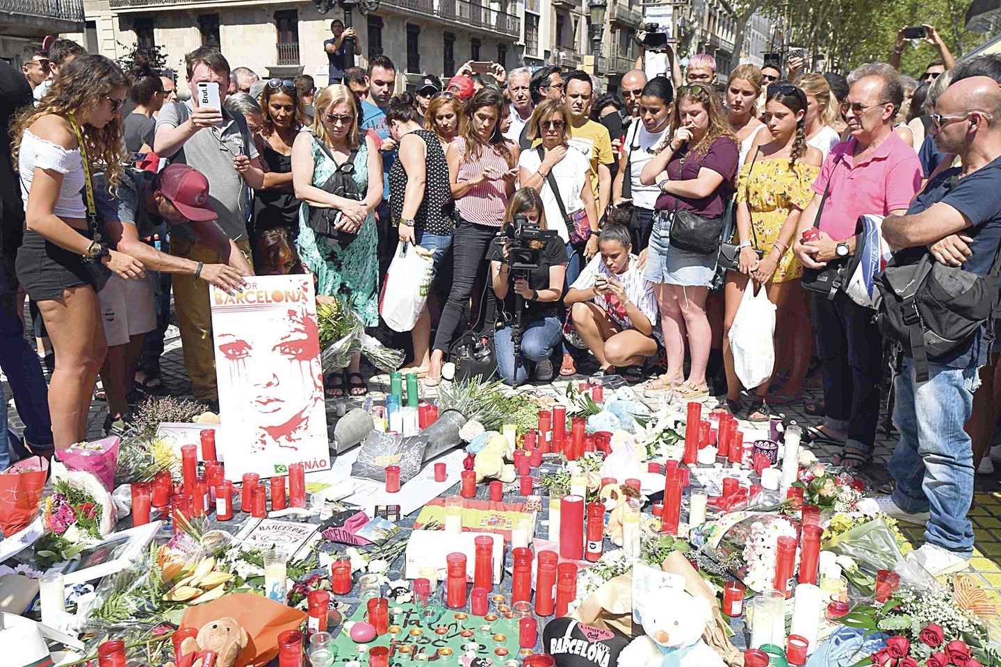 La Ramblos alėjoje žmonės penktadienį sukūrė memorialą žuvusiesiems atminti – daugybė atostogaujančiųjų sunkiai atsigauna po patirto sukrėtimo.<br>„Reuters“/„Scanpix“ nuotr.