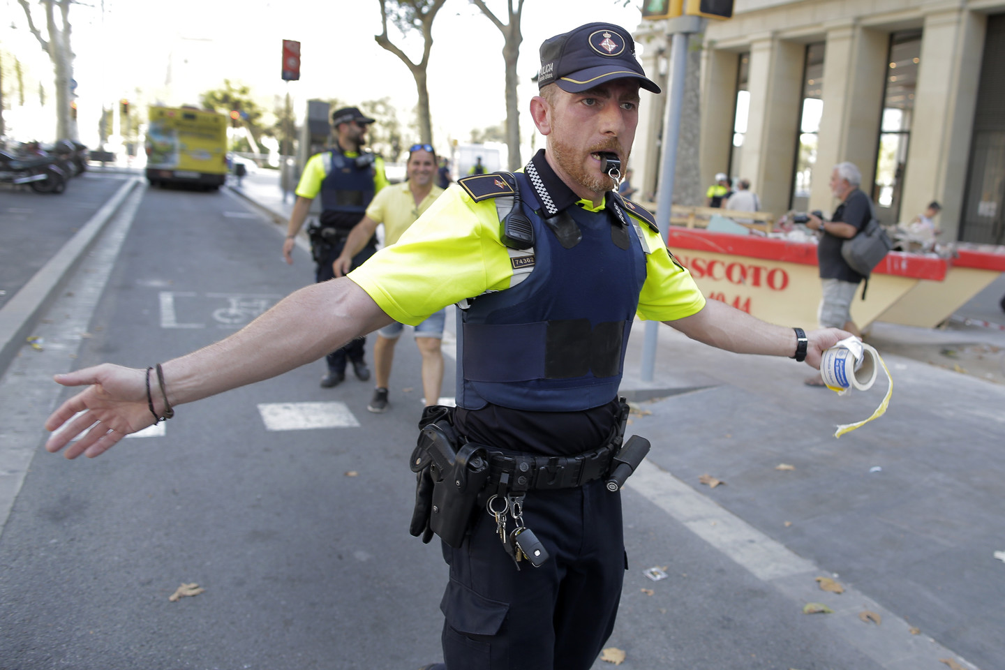 Barselonoje teroristai nukreipė furgoną į žmones.<br>AP nuotr.
