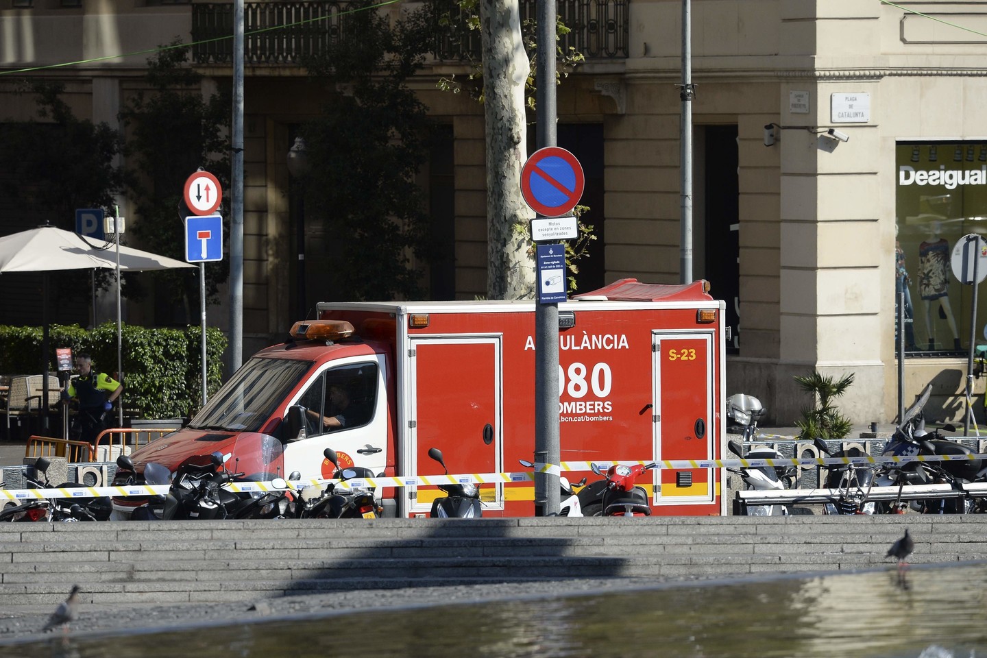 Barselonoje teroristai nukreipė furgoną į žmones.<br>AFP/Scanpix nuotr.