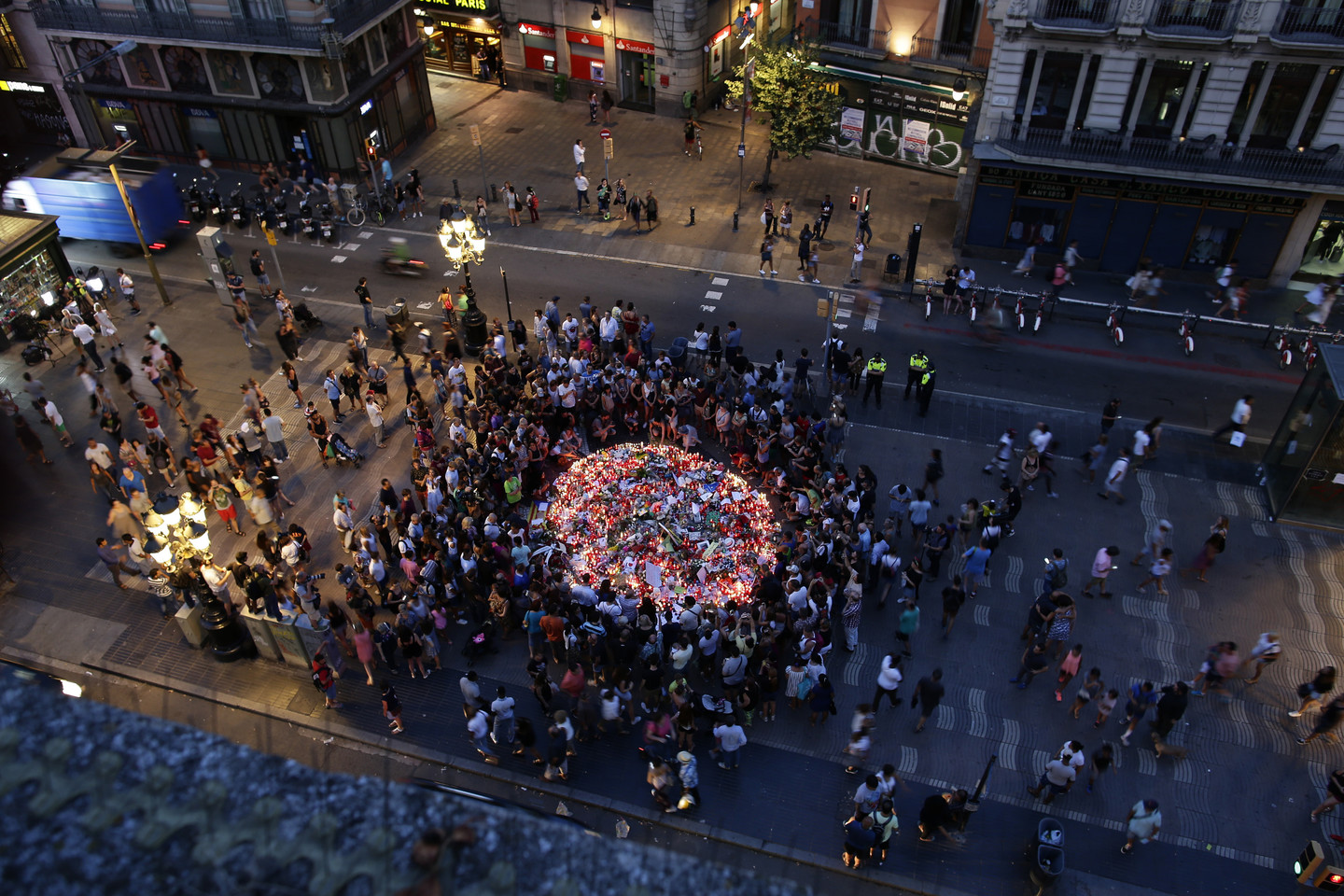  Žmonės gedi teroro išpuolio Barselonoje aukų. <br> AP nuotr. 