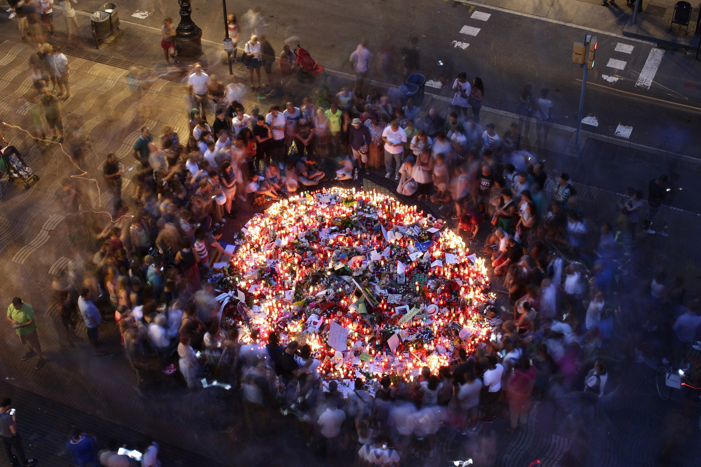  Žmonės gedi teroro išpuolio Barselonoje aukų. <br> AP nuotr. 