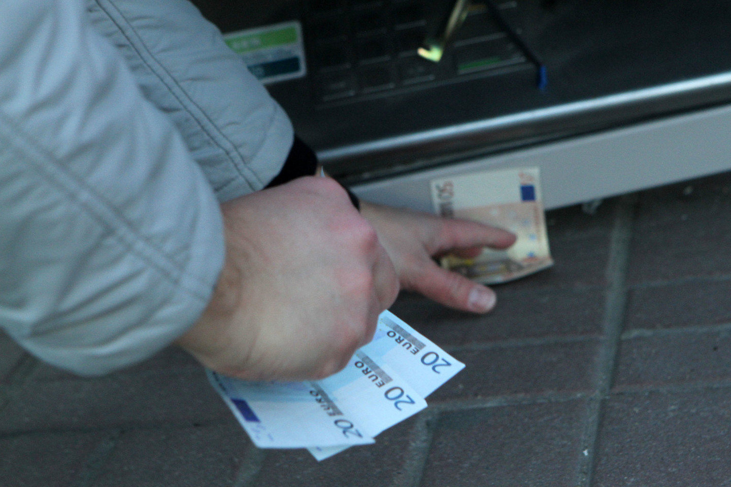 Du užsieniečiai Vilniuje bandė apvogti bankomatą.