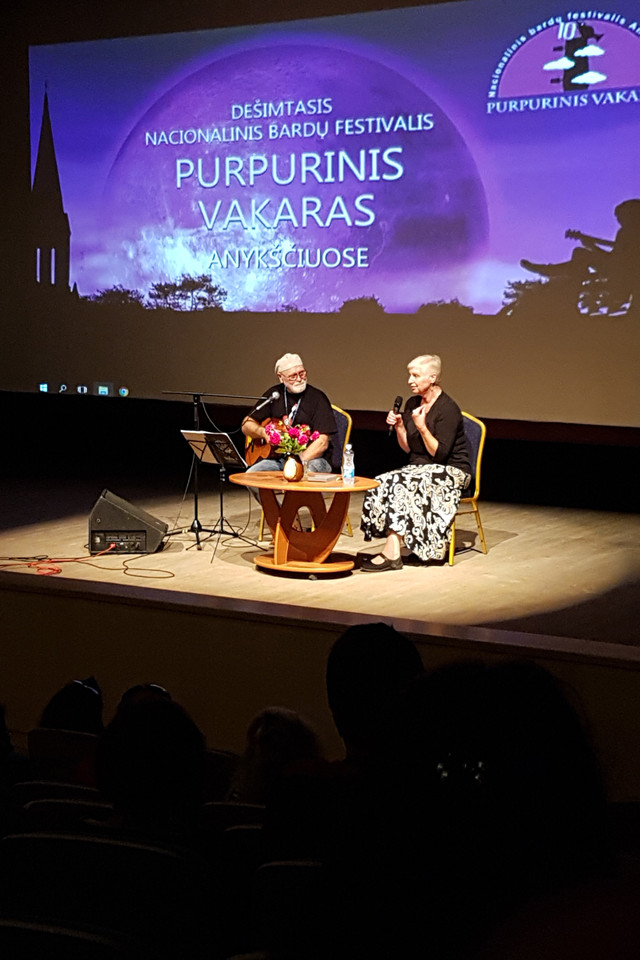  „Purpurinis vakaras“ aidėjo netikėtais duetais ir lietumi.<br> V.Tomašausko ir S.Barasos nuotr. 