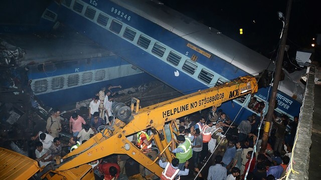 Kraupios nelaimės nepalieka Indijos: iš sumaitotų vagonų traukė keleivius