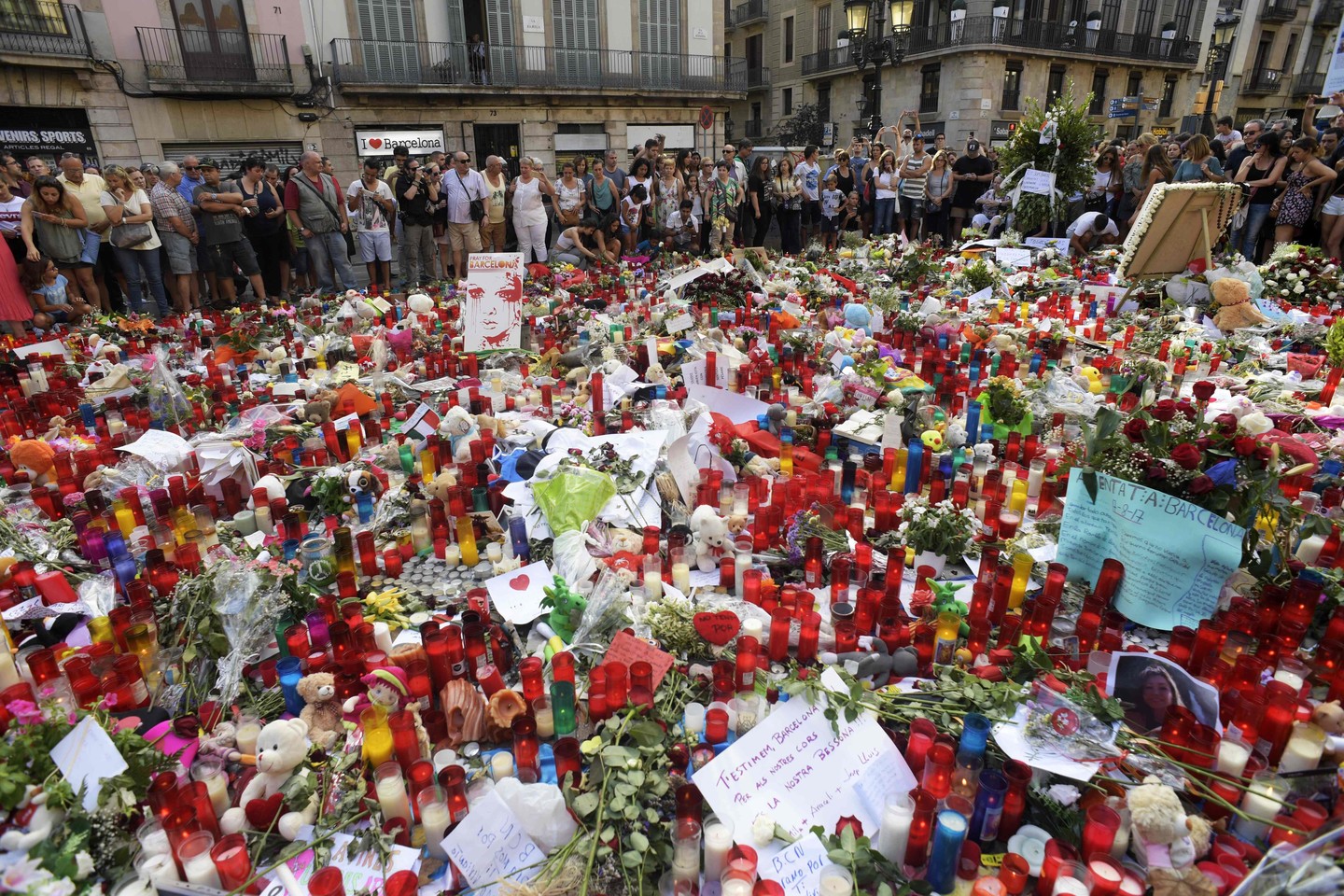  Per išpuolį Barselonoje žuvo 13 žmonių. Dar vienas žmogus žuvo Kambrilse.<br> AFP/„Scanpix“ nuotr.