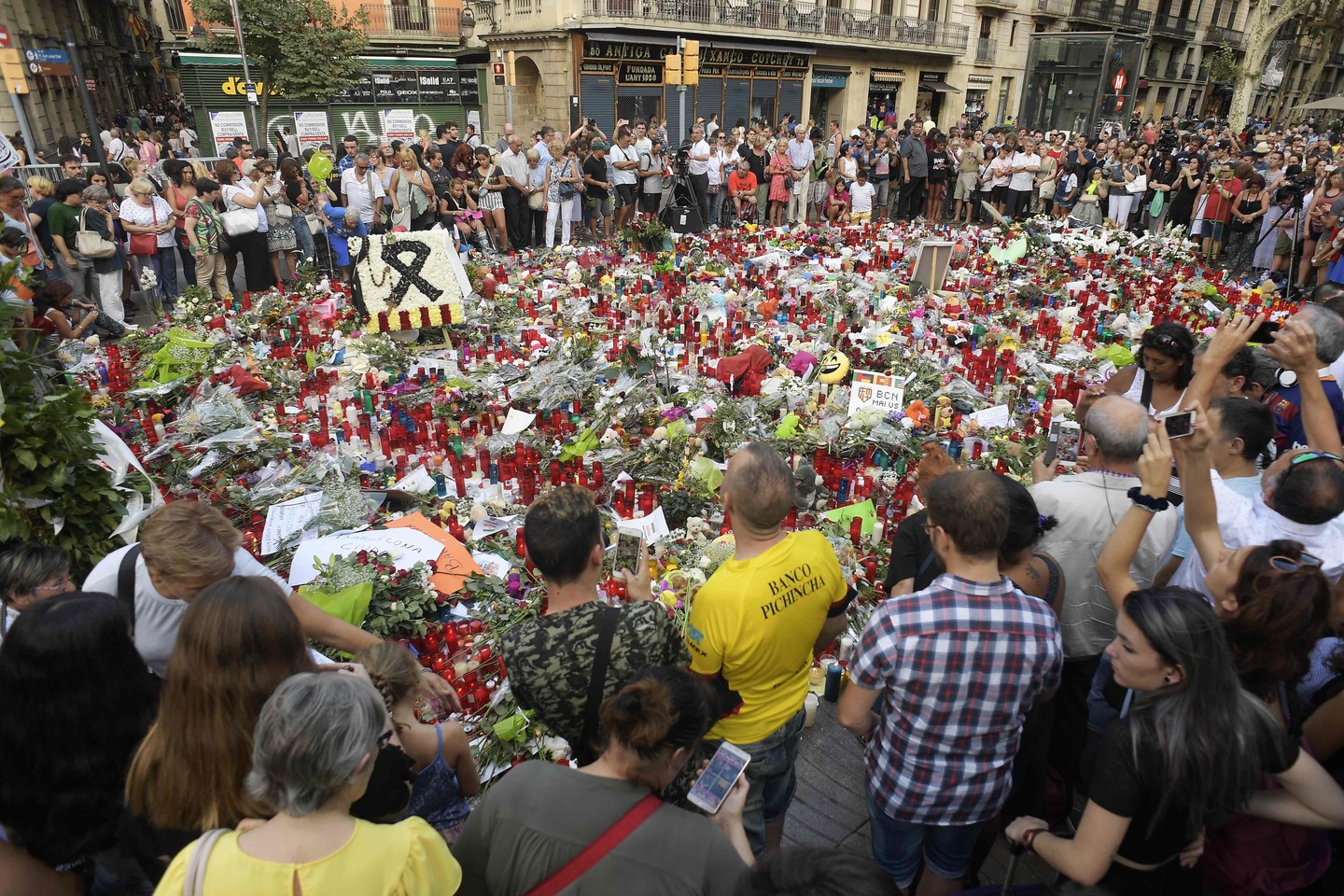  Per išpuolį Barselonoje žuvo 13 žmonių. Dar vienas žmogus žuvo Kambrilse.<br> AFP/„Scanpix“ nuotr.