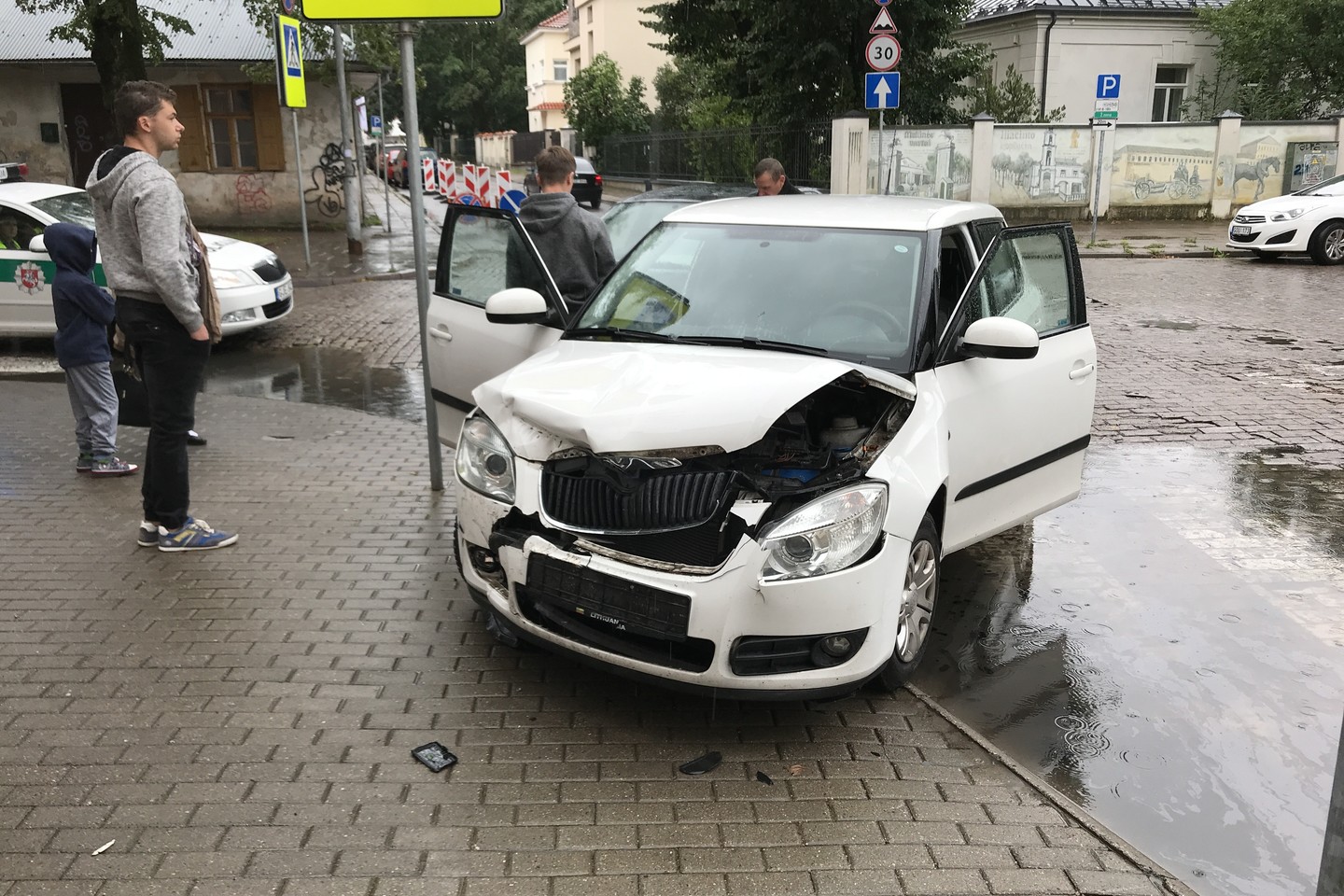 Vilniaus centre susidūrus automobiliams nukentėjo moteris.