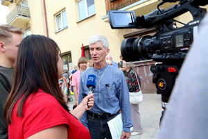 Protestų prieš medžių kirtimą banga: žmones policininkai iš piketo vietos išnešė rankomis