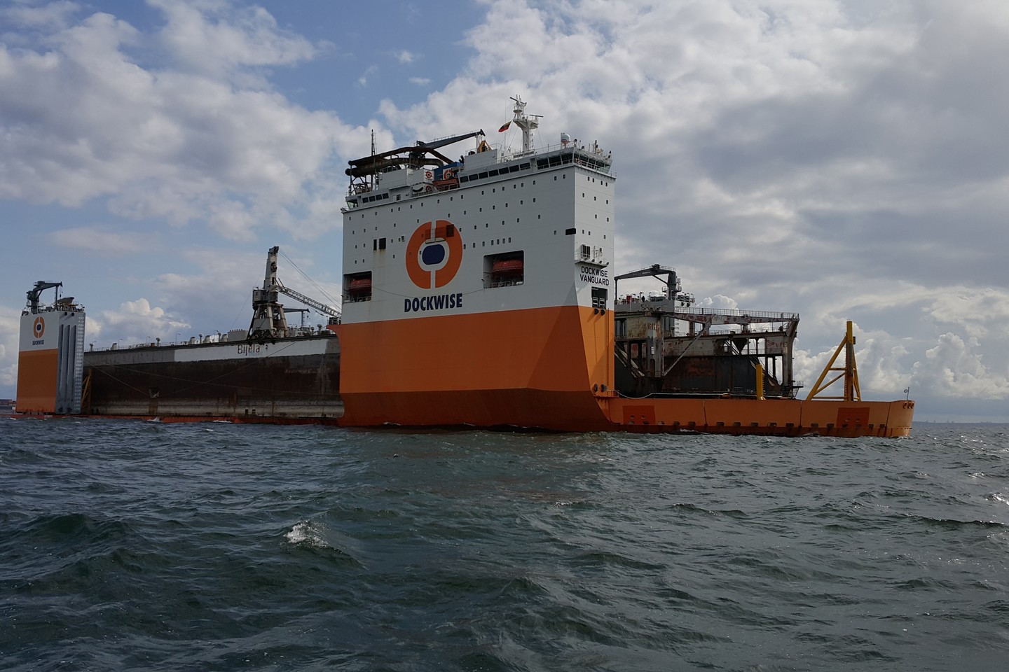 Didžiausias pasaulyje laivas „Dockwise Vanguard“ iš Juodkalnijos į Klaipėdos uosto prieigas atgabeno plaukiojantį doką, skirtą remontuoti maksimalių parametrų laivus.