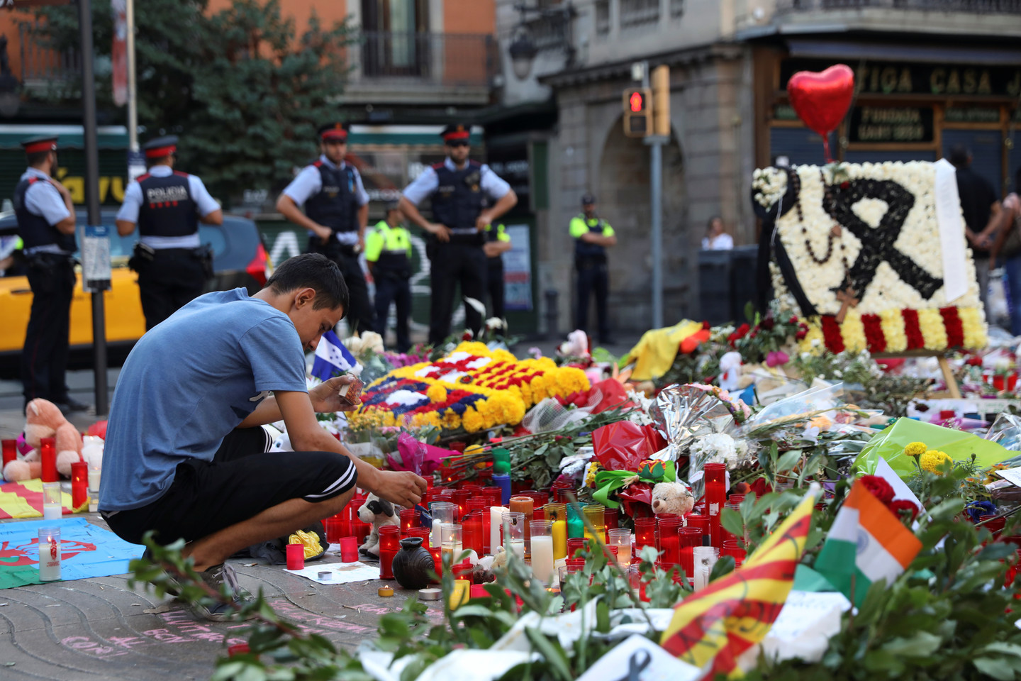  Ispanai gedi teroro aukų.<br> „Reuters“/„Scanpix“ nuotr.