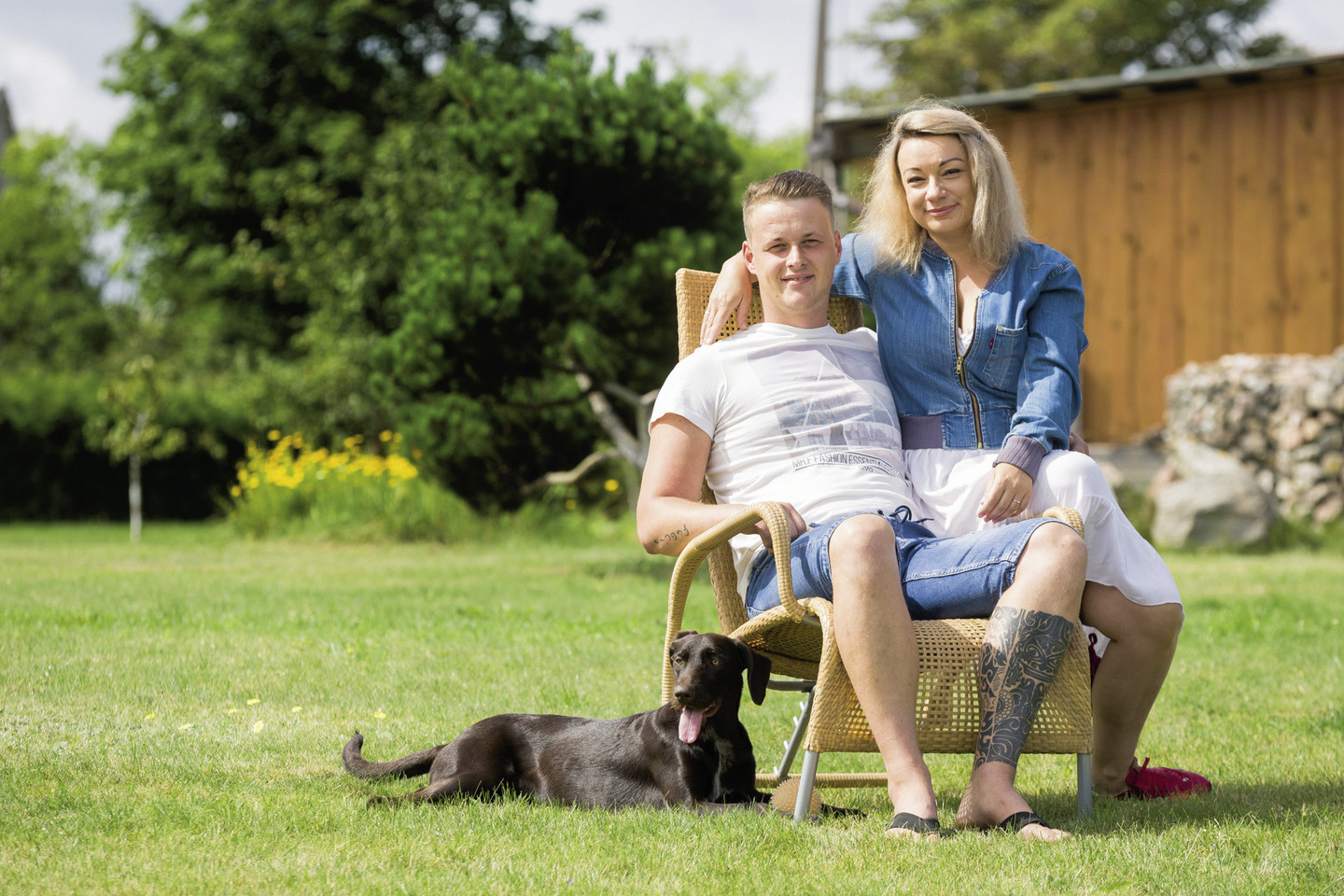 Marius su Rūta dažnai pagalvoja ir apie šeimos pagausėjimą. Marius norėtų, kad pievoje lakstytų dar bent trys vaikai. Rūta šypteli, kad viskas – Dievo valioje.<br>T.Bauro nuotr.