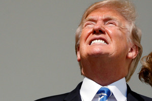 Saulės užtemimą stebėjusi Amerika išjuokė Donaldą Trumpą dėl pavojingo elgesio