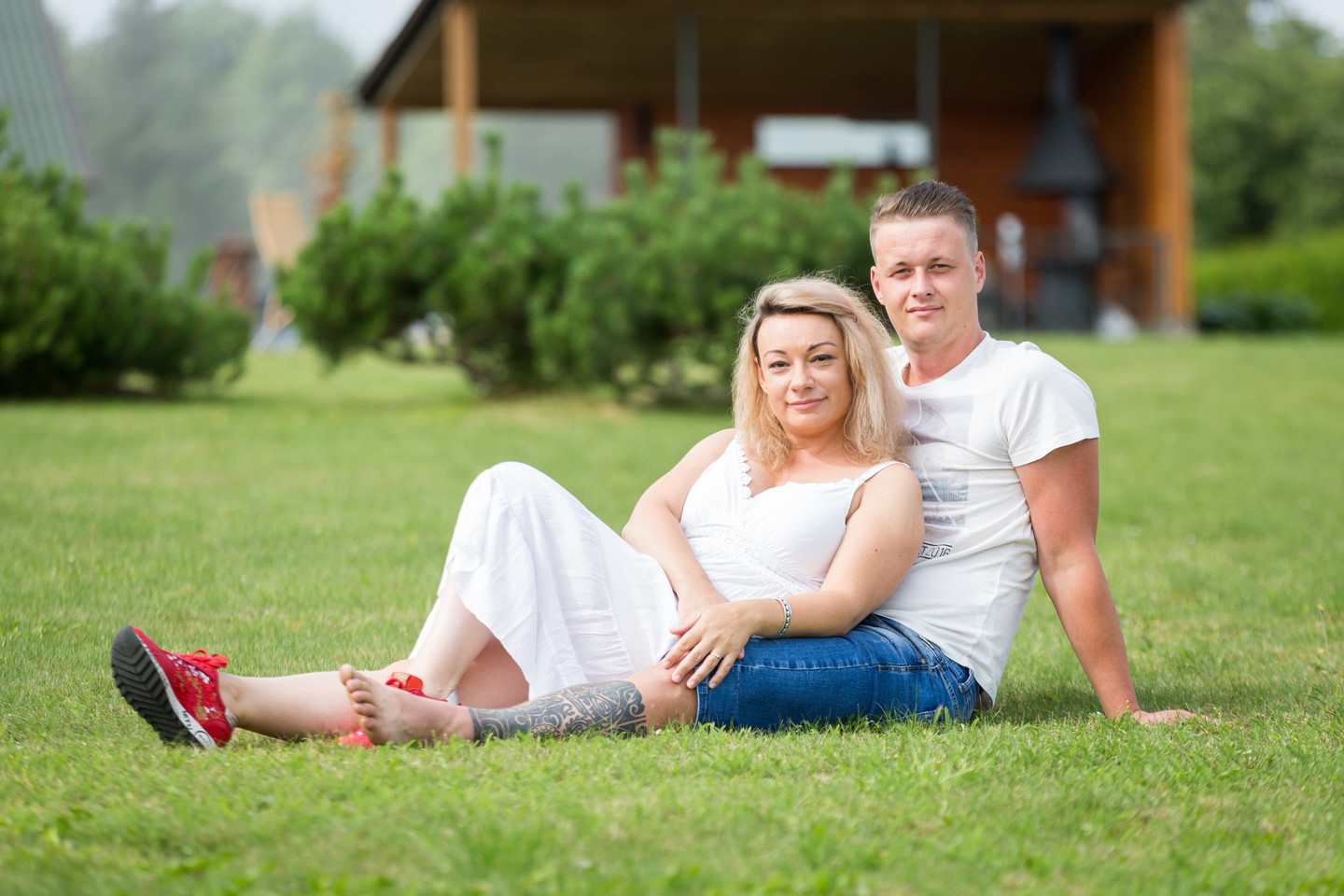 Marius su Rūta dažnai pagalvoja ir apie šeimos pagausėjimą. Marius norėtų, kad pievoje lakstytų dar bent trys vaikai. Rūta šypteli, kad viskas – Dievo valioje.<br>T.Bauro nuotr.