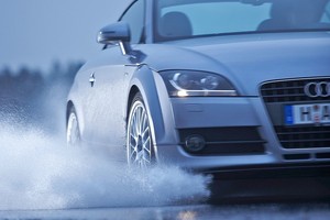 Patikrino, kaip dylant protektoriui keičiasi padangų savybės ant šlapios dangos