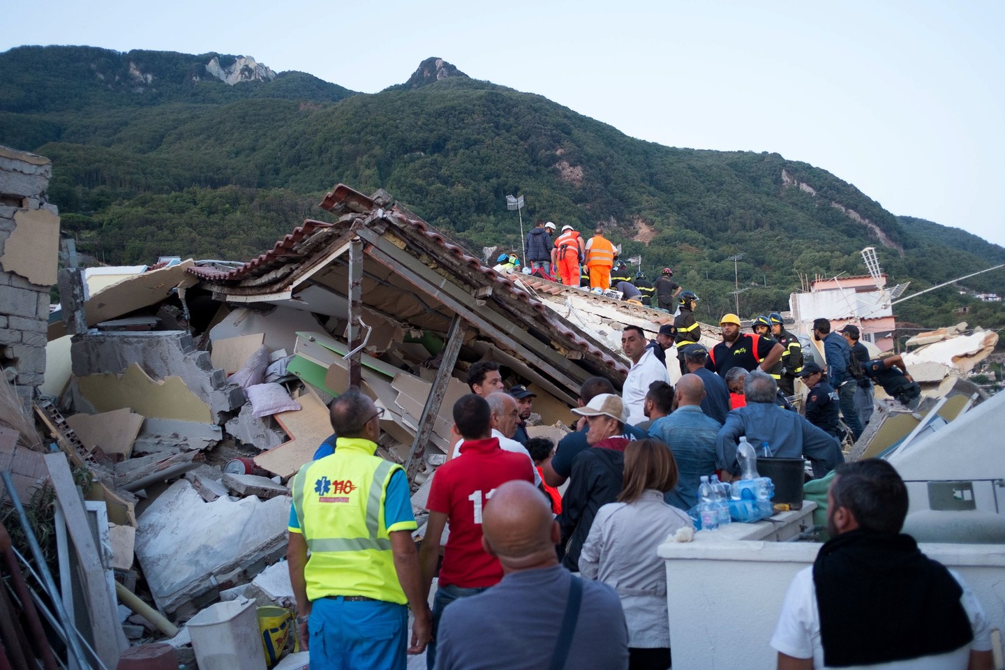 Italijoje po žemės drebėjimo iš griuvėsių gyvi ištraukti trys vienos šeimos vaikai. <br> AFP/„Scanpix“ nuotr.